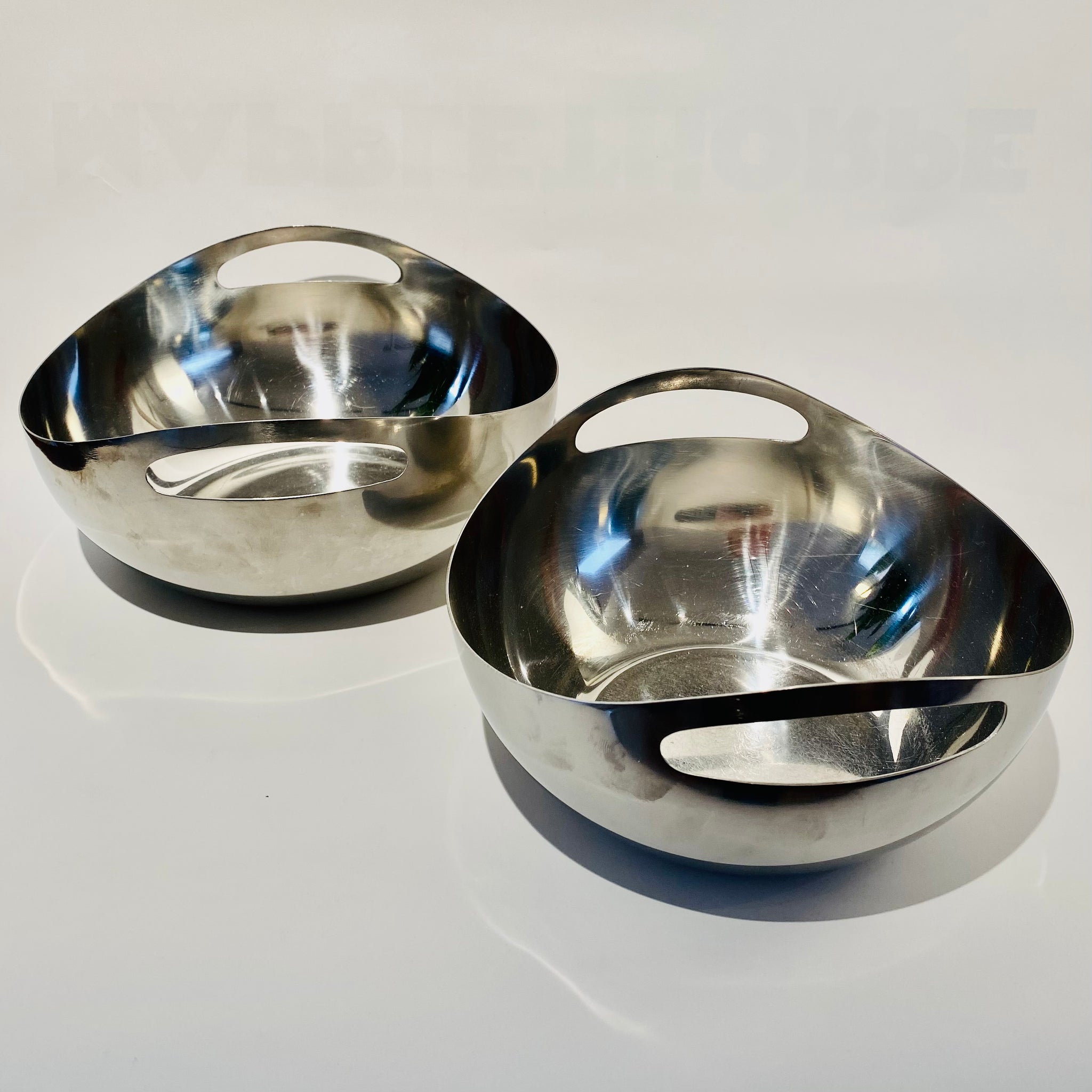 2 Wiskeman 'Country' bowls